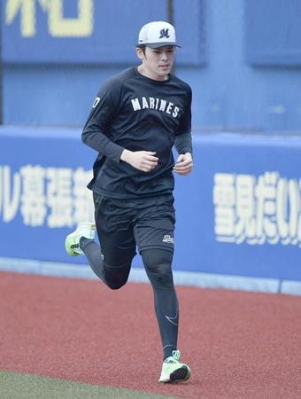 　１８日、試合前の練習で外野を走る佐々木朗（撮影・開出牧）