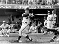 　日本シリーズ第６戦、バットを折りながらも快打を放つ中西＝１９６３年１１月３日、平和台球場　