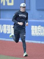 　試合前の練習で外野を走る佐々木朗＝１８日（撮影・開出牧）