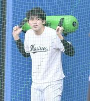 　試合前、外野で器具を使ってトレーニングする佐々木朗＝１８日（撮影・開出牧）