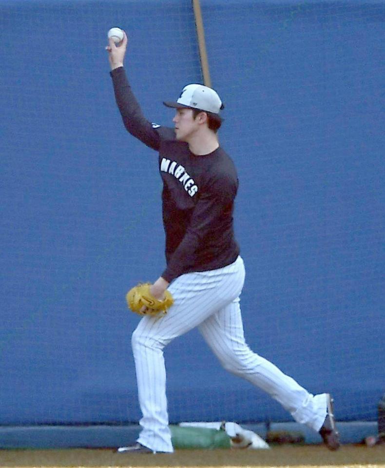 　試合前の練習でキャッチボールをする佐々木朗＝１８日（撮影・開出牧）