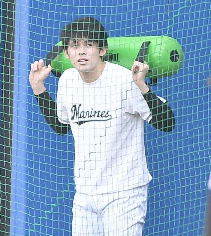 　試合前、外野で器具を使ってトレーニングする佐々木朗＝１８日（撮影・開出牧）