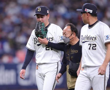 　２回、打者・上川畑の時、ケガのためベンチに下がる竹安（左）。このまま降板となった（撮影・坂部計介）