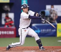 　８回、若月はバットを折られながらも左翼線に運びタイムリー二塁打とする（撮影・坂部計介）