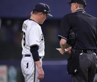 　２回、竹安の降板を告げる中嶋監督（左）＝撮影・坂部計介