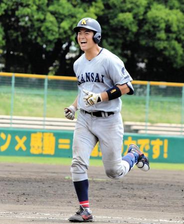 　同点犠飛を放ち、笑みを浮かべる関大・有馬