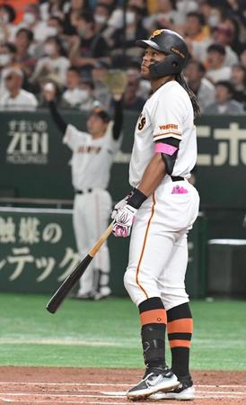 　２回、ウォーカーは左越えに２ランを放つ。先発・松井もバンザイ（撮影・佐々木彰尚）