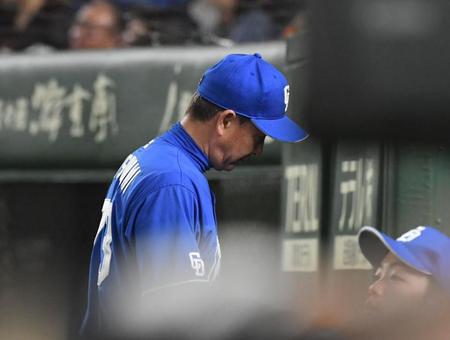 　８回、選手交代を告げた立浪監督（撮影・佐々木彰尚）