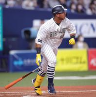 　２回、セデーニョは右中間に２点タイムリー二塁打を放つ（撮影・坂部計介）