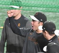 　「さあ行こう」と声を出す松井（撮影・佐々木彰尚）