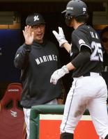 　６回、生還した岡（右）を迎える吉井監督