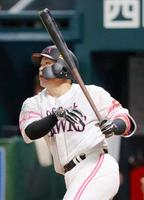 　２回、甲斐が左前に先制打を放つ