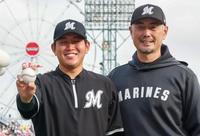 　プロ初勝利のウイニングボールを手に吉井監督とポーズをとる広畑