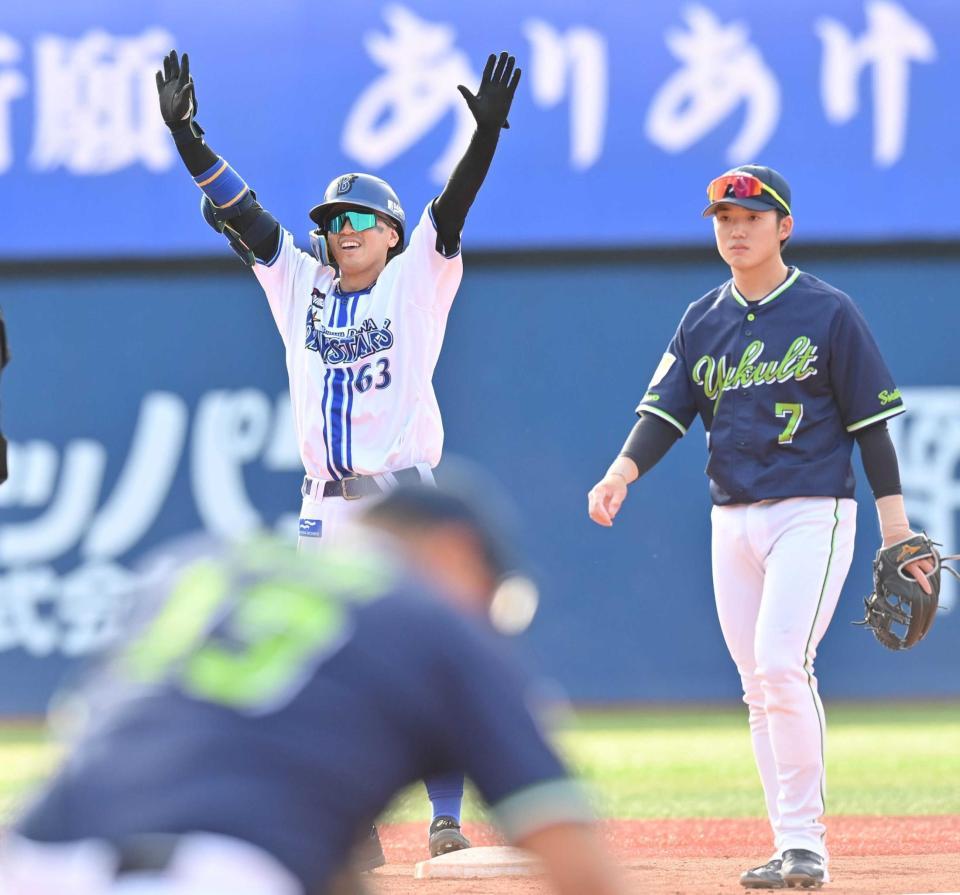 　７回、勝ち越し打を放ち、ベンチへ向かって両手を上げる関根（撮影・西岡正）