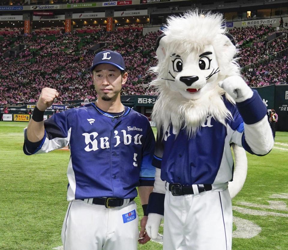 　ヒーローインタビューを終え、ポーズをとる外崎