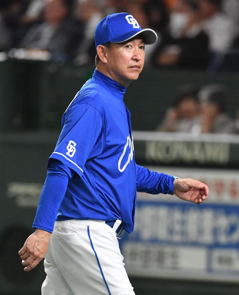 ６回表終了時、選手交代を告げた立浪監督（撮影・佐々木彰尚）