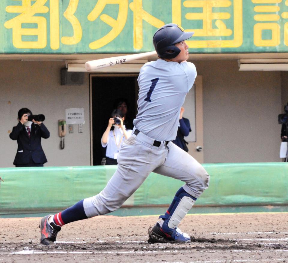 　同点犠飛を放つ関大・有馬