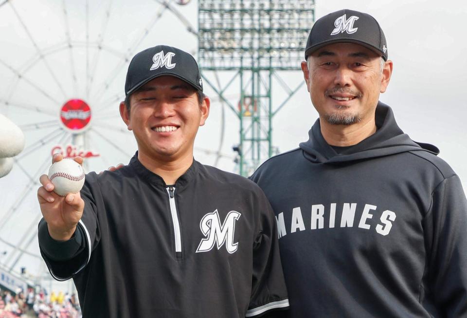 　プロ初勝利のウイニングボールを手に吉井監督とポーズをとる広畑