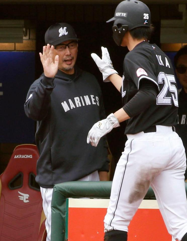 　６回、生還した岡（右）を迎える吉井監督