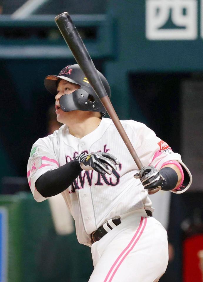 　２回、甲斐が左前に先制打を放つ