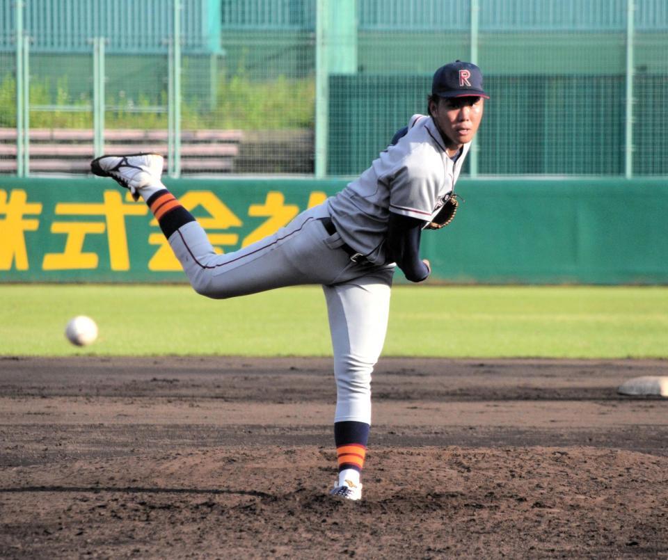 　力強い投球を見せた立命大・藤本竜