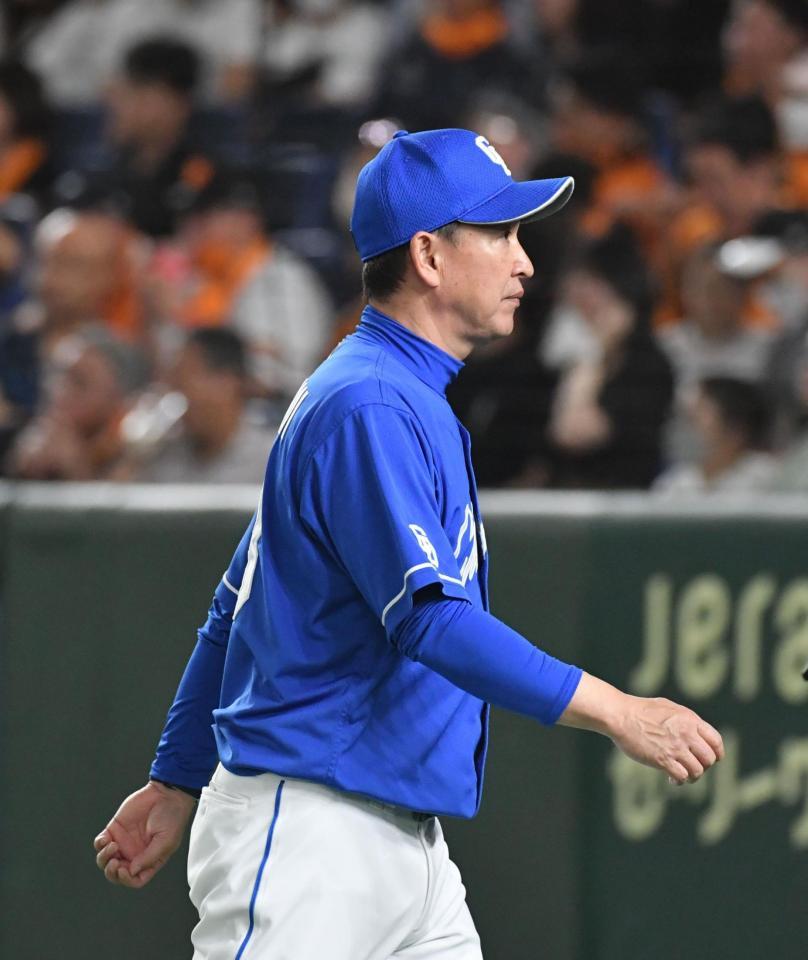 　８回、選手交代を告げた立浪監督（撮影・佐々木彰尚）