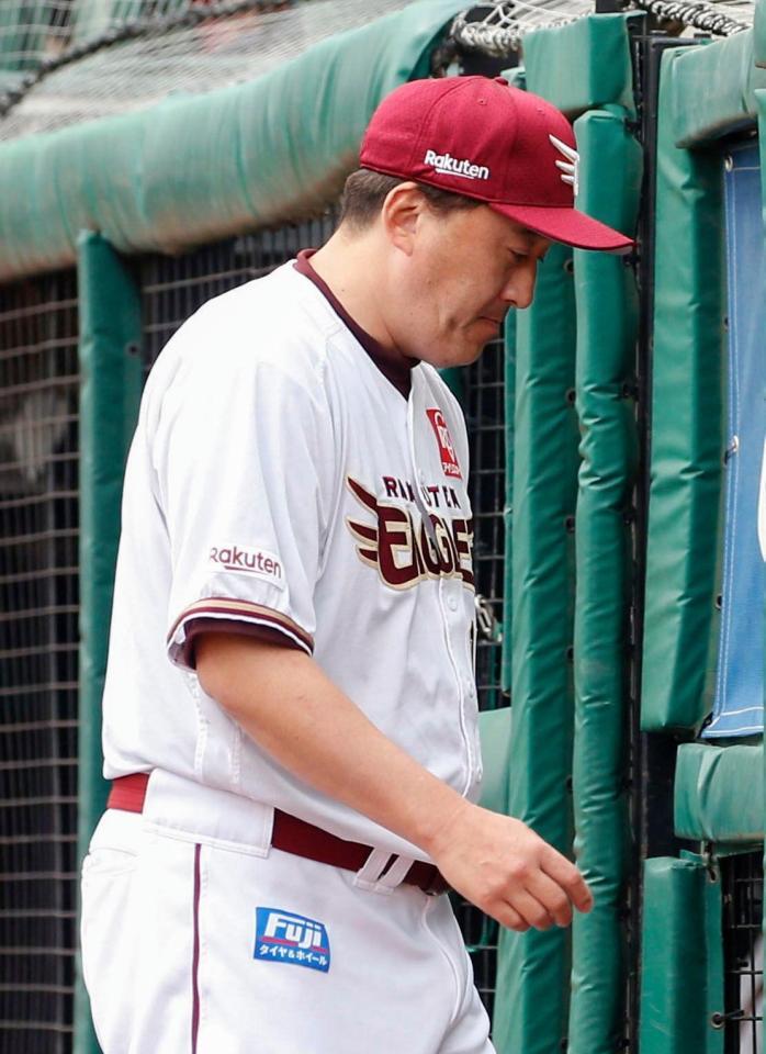 　６回、投手交代を告げベンチに戻る石井監督