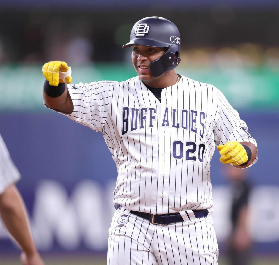 　５回、セデーニョは左前にタイムリーを放ち、一塁上でポーズを決める