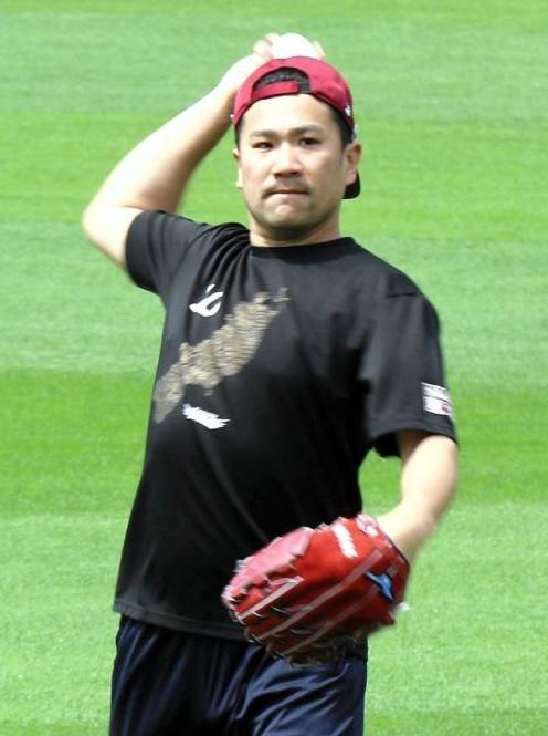 　キャッチボールをする田中将