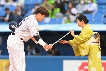 　試合前、宮崎美子（右）から熊本市民栄誉賞の記念品を授与される村上（撮影・高部洋祐）