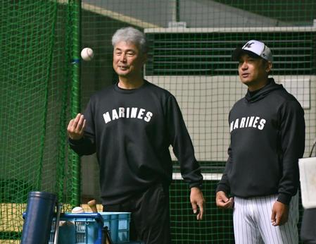 　室内練習場で黒木投手コーチ（右）と言葉を交わす吉井監督（撮影・開出牧）