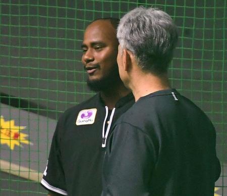 　室内練習場で吉井監督（手前）と言葉を交わすメルセデス（撮影・開出牧）