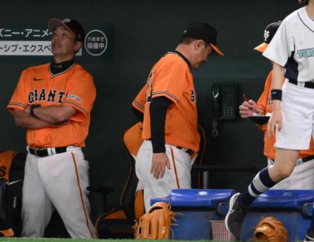 　ＤｅＮＡに敗れベンチを後にする原監督（撮影・佐々木彰尚）