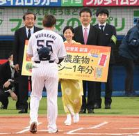 　熊本市民栄誉賞の副賞を村上に渡す宮崎美子（撮影・堀内翔）