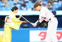 　熊本市民栄誉賞を受賞し、親善大使の宮崎美子（左）から記念品を受け取る村上（撮影・吉澤敬太）