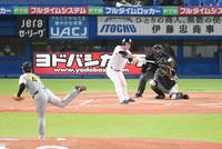 　３回、石川が左前打を放つ（投手・村上）＝撮影・堀内翔