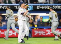 　３回、ノイジーに先制打を許した石川（撮影・吉澤敬太）