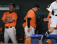 　ＤｅＮＡに敗れベンチを後にする原監督（撮影・佐々木彰尚）