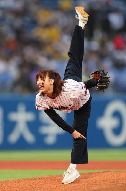 【写真】新体操経験者の女優　１８０度の豪快開脚で始球式