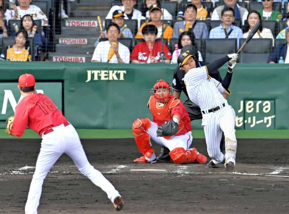 　２０日の広島戦、サヨナラ打を放つ森下。投手・森下