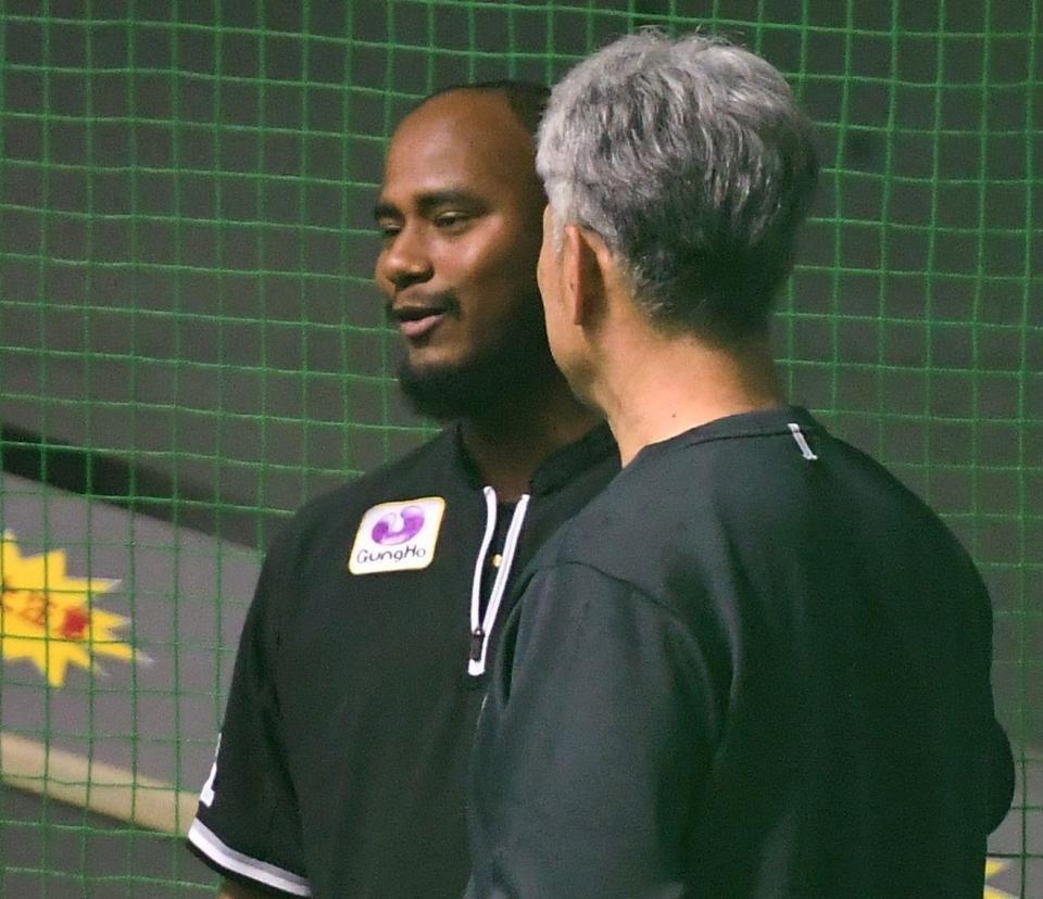 　室内練習場で吉井監督（手前）と言葉を交わすメルセデス（撮影・開出牧）