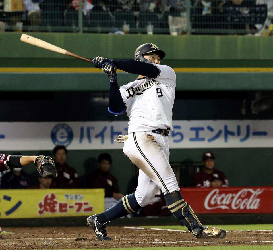 　４回、右翼線に適時二塁打を放つ野口（撮影・山口登）