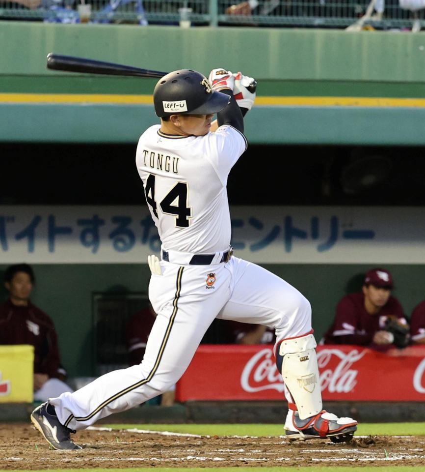 　３回、左前に２点適時打を放つ頓宮（撮影・山口登）