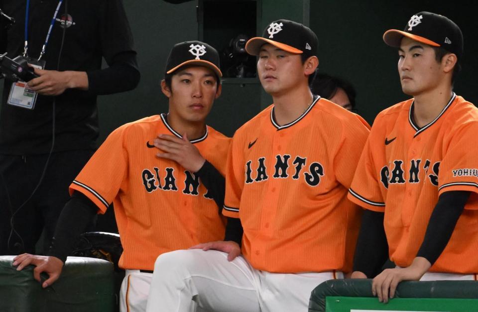 　４敗目を喫した赤星（左）＝撮影・佐々木彰尚