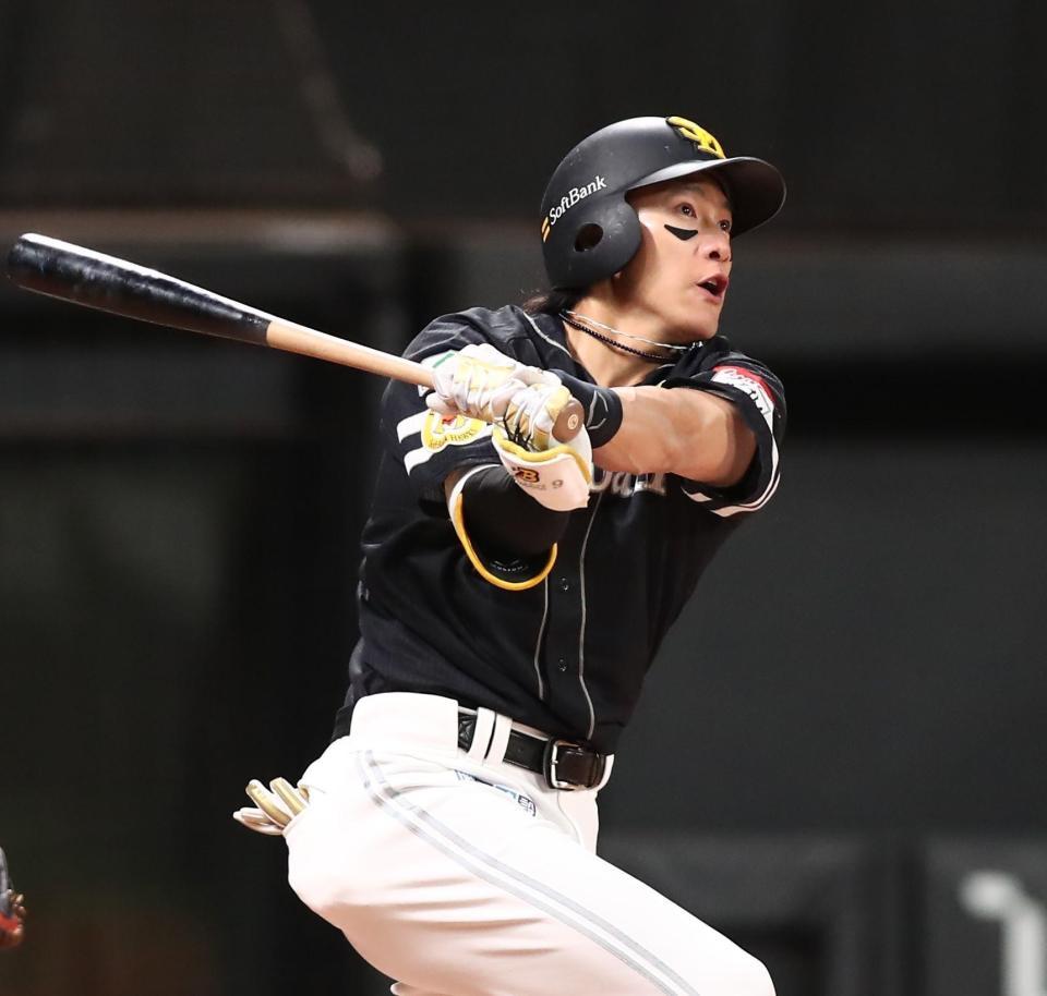 　６回、勝ち越しソロ本塁打を放つ柳田（撮影・中島達哉）