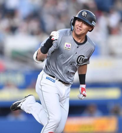 　１回、先制の右越え３ランを放ちガッツポーズを決める安田（撮影・開出牧）