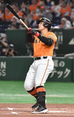 　２回、岡本和は左越えにソロを放つ（撮影・佐々木彰尚）