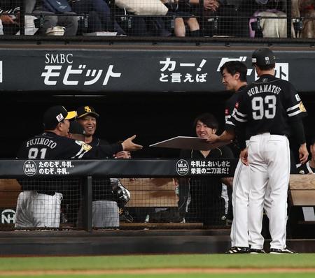 　２回、通算２０００投球回を達成した和田（右）に声をかける藤本監督（左）＝撮影・中島達哉