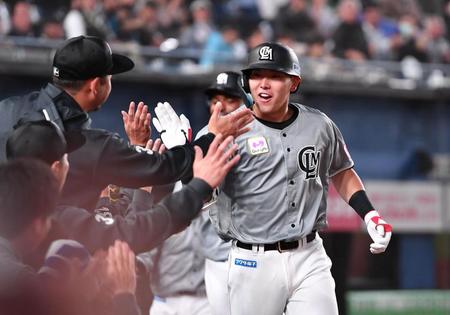 　３回、左越え３ランを放ちナインとタッチを交わす安田（撮影・開出牧）