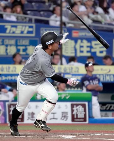 　２回、田村が左中間に本塁打を放つ
